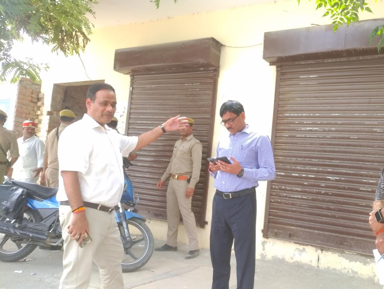 उप संभागीय परिवहन कार्यालय में डीएम ने ‌ मारा छापा, दलालों और बिचौलियों में मची भगदड़, दुकान बंद कर खेतों में भागे